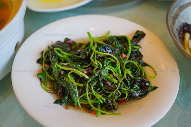 Stir-Fried Amaranth With Garlic (Da Suan Chao Han Cai)